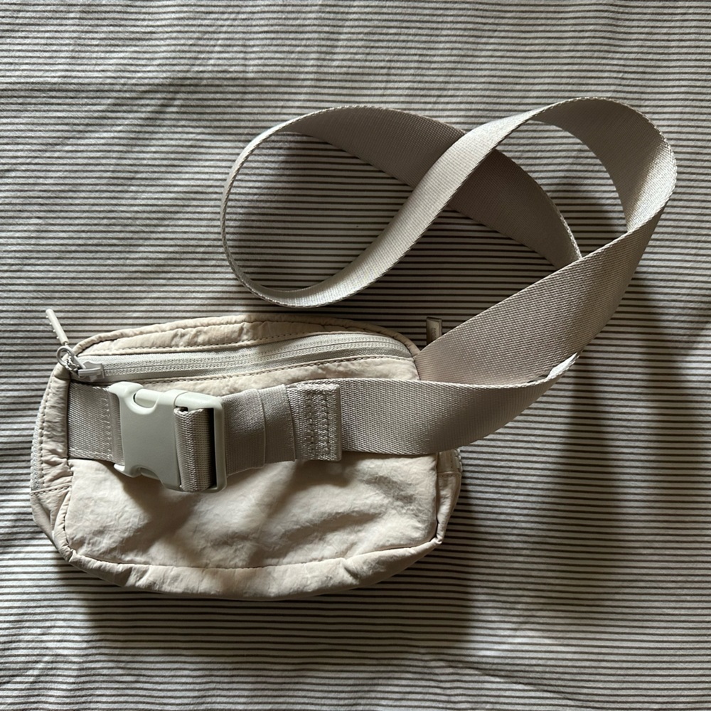 Lululemon Everywhere Belt Bag 1L in Cream - Picture 3 of 4
